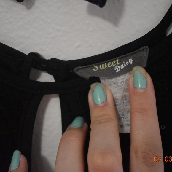 Long black dress with sequence & peak hole details - Picture 5 of 7